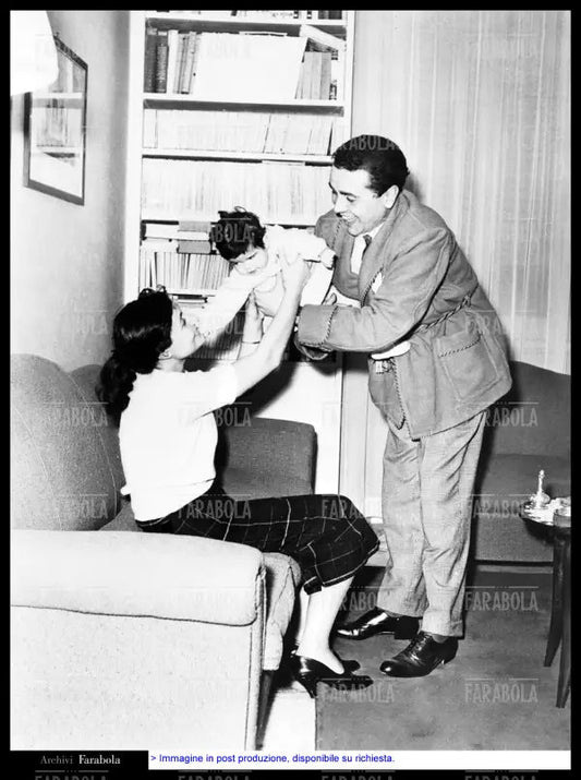 Enzo Tortora con la moglie Pasqualina Reillo e la figlia Monica, Roma, 1956 - Farabola Immagine digitale