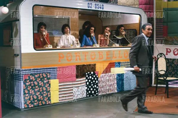 Enzo Tortora con le centraliniste, Portobello, 1978 - Farabola Immagine digitale