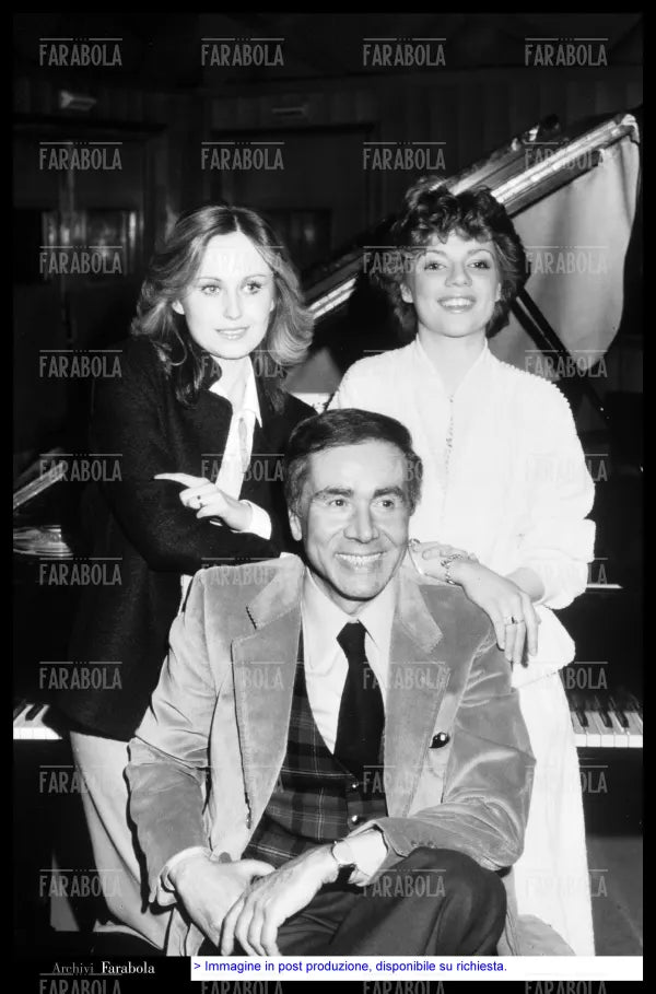 Enzo Tortora con le vallette Dina Trezzi e Dania Cericola, L'altra campana, 1980 - Farabola Immagine digitale