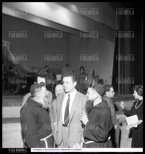 Enzo Tortora con padre Dioniso e padre Giovanni, La Spezia, 1958 - Farabola Immagine digitale