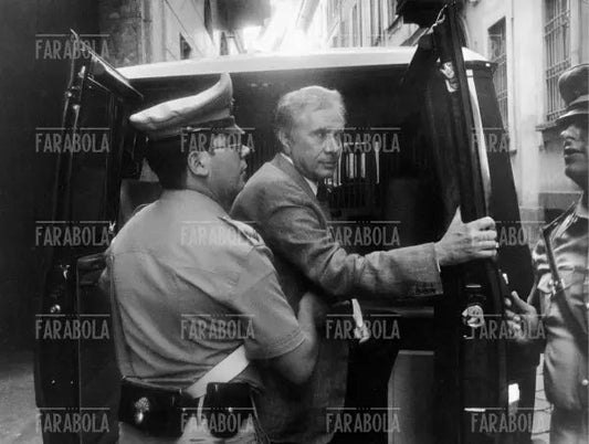 Enzo Tortora in arresto, Milano, 1983 - Farabola Immagine digitale