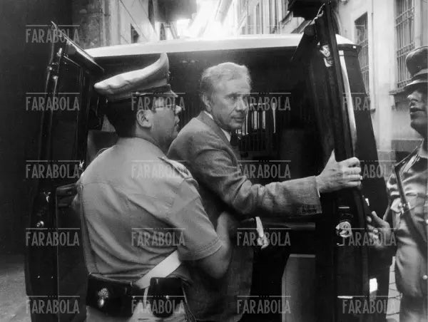 Enzo Tortora in arresto, Milano, 1983 - Farabola Immagine digitale