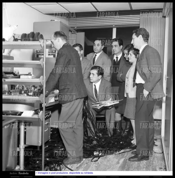 Enzo Tortora in cabina di montaggio, La Domenica Sportiva, 1966 - Farabola Immagine digitale