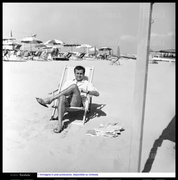 Enzo Tortora in spiaggia, Ronchi, 1963 - Farabola Immagine digitale