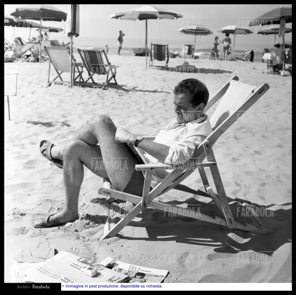 Enzo Tortora in spiaggia, Ronchi, 1963 - Farabola Immagine digitale