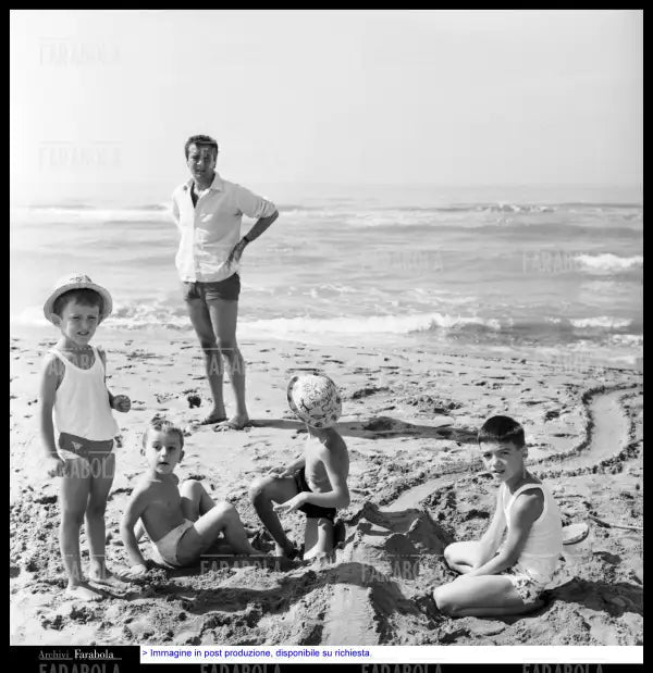 Enzo Tortora in spiaggia, Ronchi, 1963 - Farabola Immagine digitale