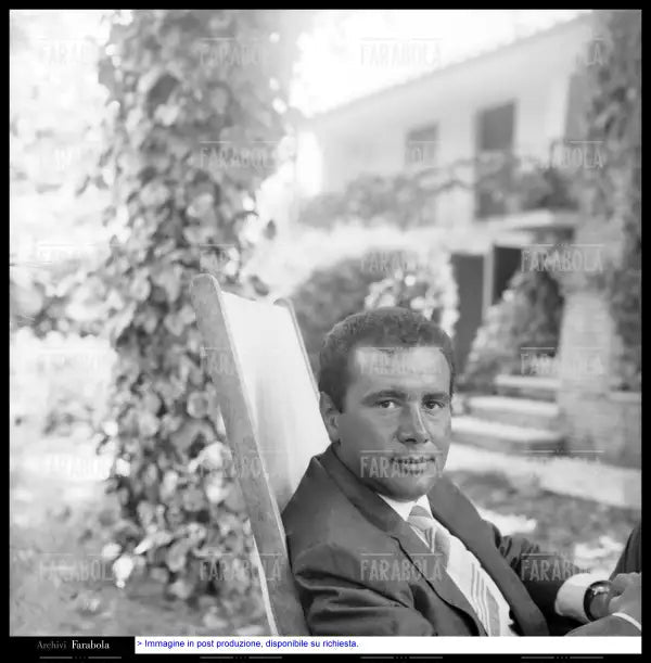 Enzo Tortora in vacanza, Fiumetto, 1964 - Farabola Immagine digitale