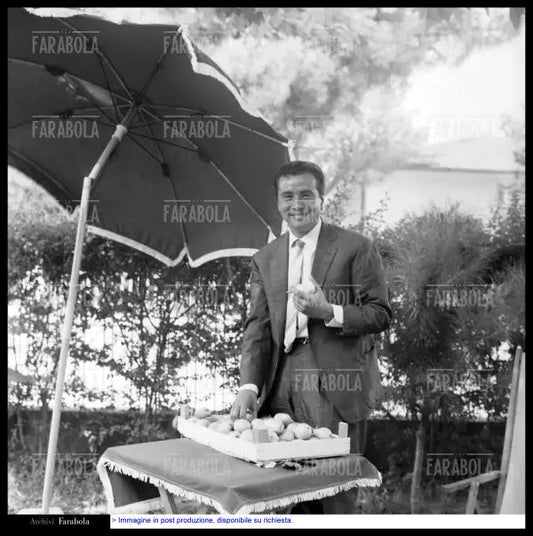 Enzo Tortora in vacanza, Fiumetto, 1964 - Farabola Immagine digitale