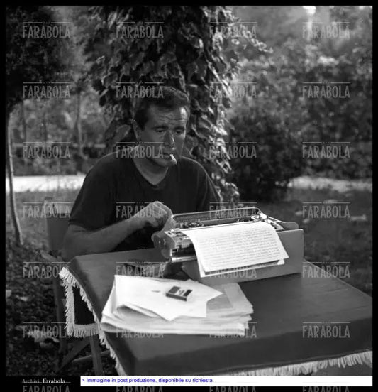 Enzo Tortora in vacanza, Fiumetto, 1964 - Farabola Immagine digitale