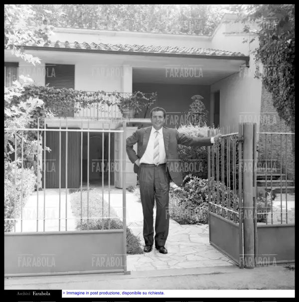 Enzo Tortora in vacanza, Fiumetto, 1964 - Farabola Immagine digitale