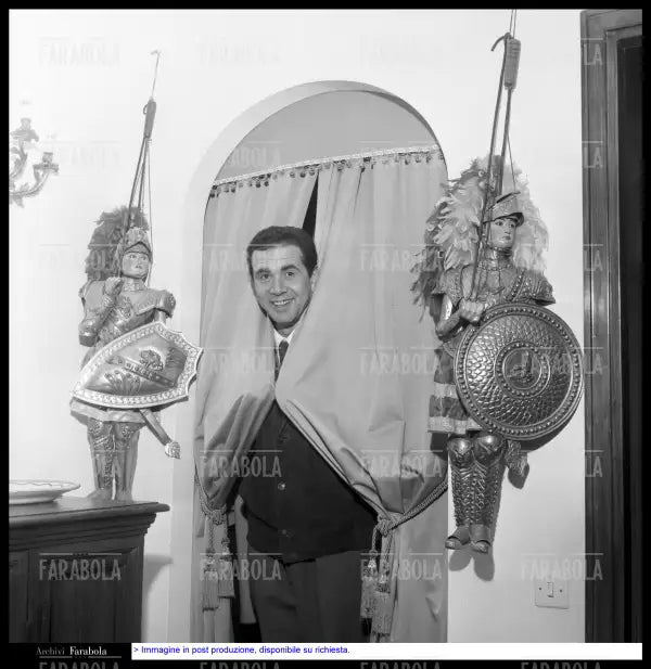 Enzo Tortora nella sua casa, Roma, 1966 - Farabola Immagine digitale