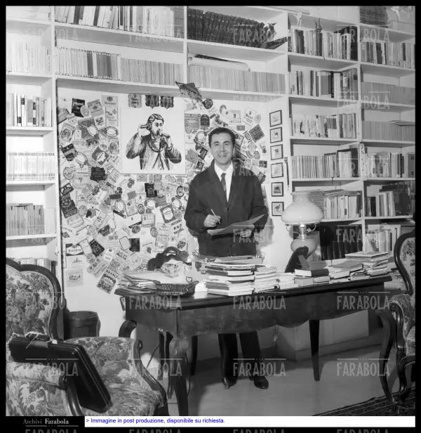 Enzo Tortora nella sua casa, Roma, 1966 - Farabola Immagine digitale