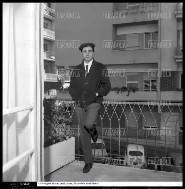 Enzo Tortora sul balcone di casa sua, Roma, 1966 - Farabola Immagine digitale