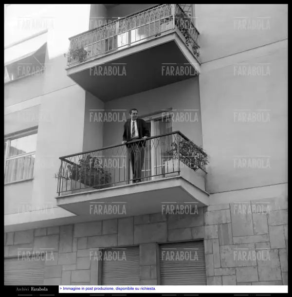 Enzo Tortora sul balcone di casa sua, Roma, 1966 - Farabola Immagine digitale