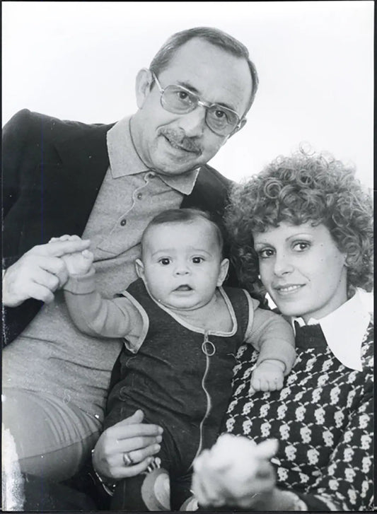 Eros Macchi con la famiglia 1974 Ft 37141 - Stampa 20x25 cm - Farabola Stampa ai sali d'argento