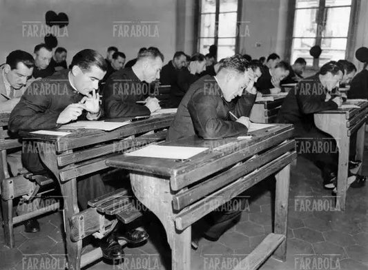 Esame di licenza elementare per adulti, Milano, 1946 - Farabola Immagine digitale