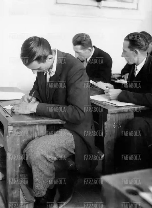 Esame di licenza elementare per adulti, Milano, 1946 - Farabola Immagine digitale