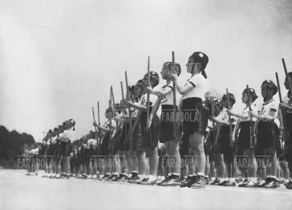 Esercitazione di Balilla Moschettieri, Milano, 1939 - Farabola Immagine digitale