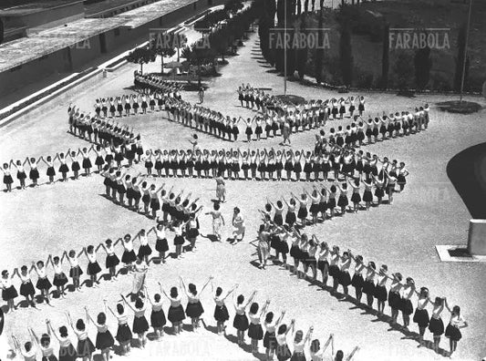 Esercizi ginnici delle Giovani Italiane, Roma, 1939 - Farabola Immagine digitale
