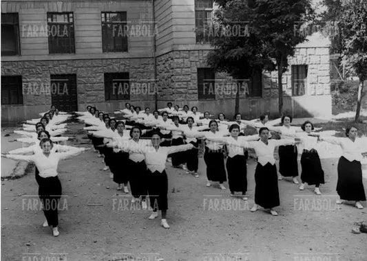 Esercizio collettivo di maestre, Roma, 1935 - Farabola Immagine digitale