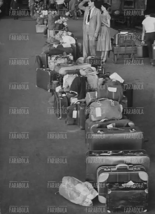 Esodo estivo in Stazione Centrale, Milano, 1956 - Farabola Immagine digitale