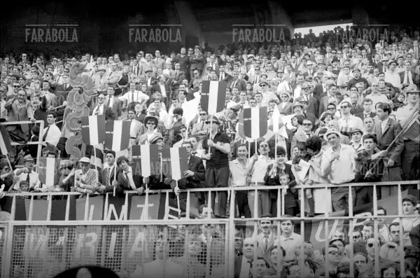 Esultanza dei tifosi per la vittoria dello scudetto, Inter vs Lazio, 1966 - Farabola Immagine digitale