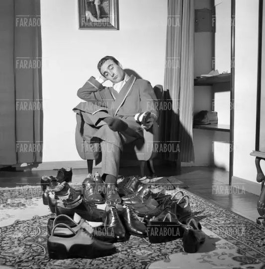 Eugenio Castellotti nella sua casa, Lodi, 1956 - Farabola Immagine digitale