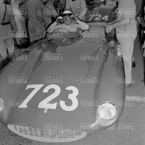 Eugenio Castellotti su Ferrari 121 LM Scaglietti, Mille Miglia, 1955 - Farabola Immagine digitale