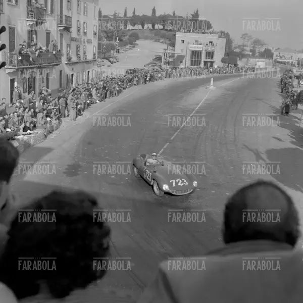 Eugenio Castellotti su Ferrari 121 LM Scaglietti, Mille Miglia, 1955 - Farabola Immagine digitale