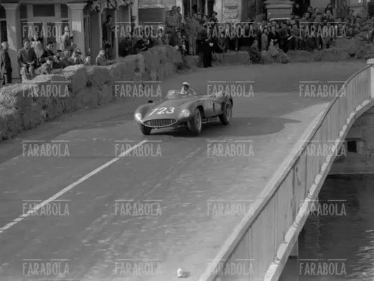 Eugenio Castellotti su Ferrari 121 LM Scaglietti, Mille Miglia, 1955 - Farabola Immagine digitale