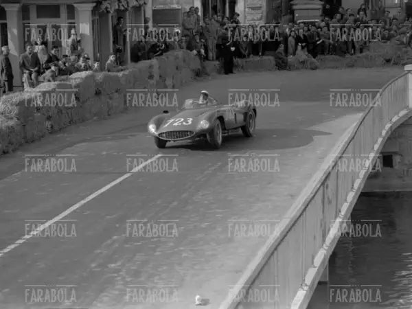 Eugenio Castellotti su Ferrari 121 LM Scaglietti, Mille Miglia, 1955 - Farabola Immagine digitale