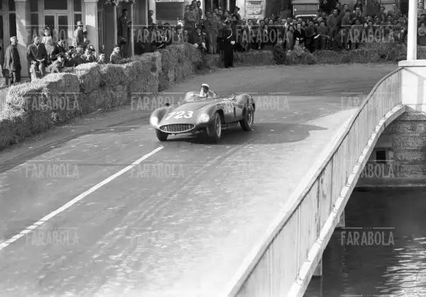 Eugenio Castellotti su Ferrari 121 LM Scaglietti, Mille Miglia, 1955 - Farabola Immagine digitale