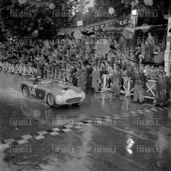 Eugenio Castellotti su Ferrari 290 MM, Mille Miglia, 1956 - Farabola Immagine digitale