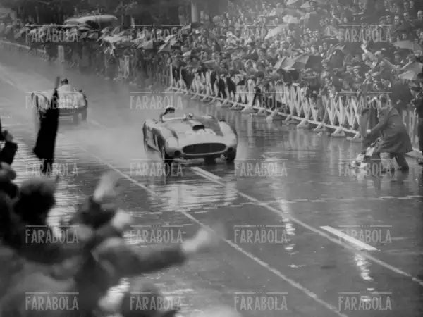 Eugenio Castellotti su Ferrari 290 MM Scaglietti, Mille Miglia, 1956 - Farabola Immagine digitale