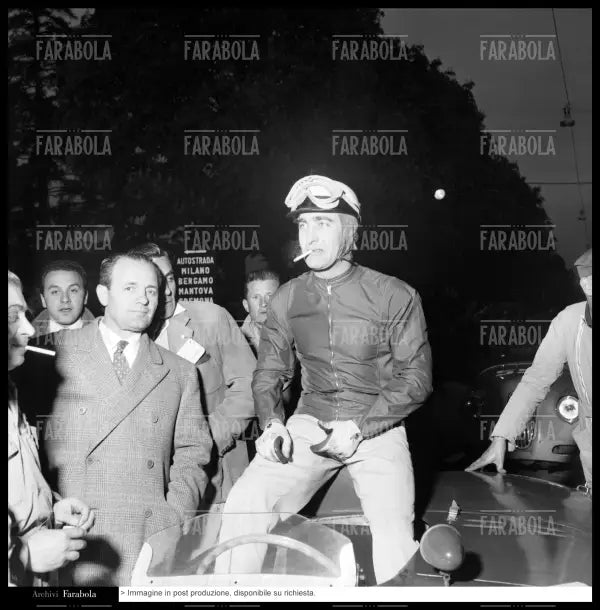 Eugenio Castellotti su Ferrari 290MM Scaglietti, Mille Miglia, 1956 - Farabola Immagine digitale