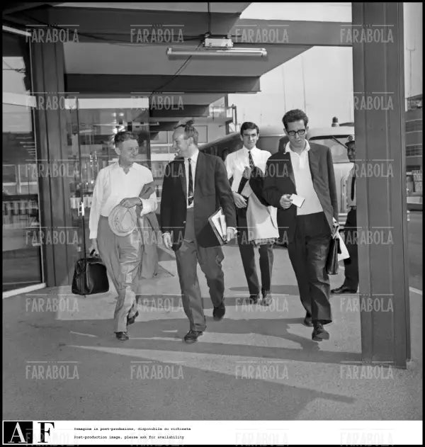 Eugenio Dragoni, John Surtees e Mauro Forghieri a Linate, Milano, 1963 - Farabola Immagine digitale