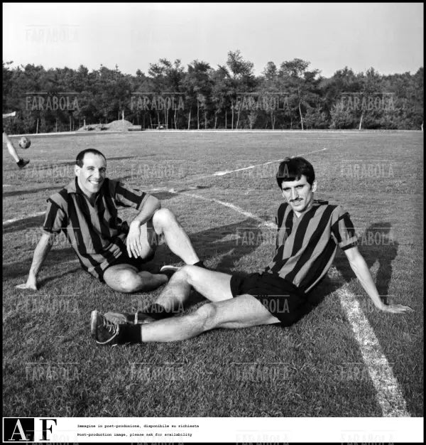 Ezio Pascutti e Gigi Meroni al ritiro della nazionale per i Mondiali, Genova, 1966 - Farabola Immagine digitale