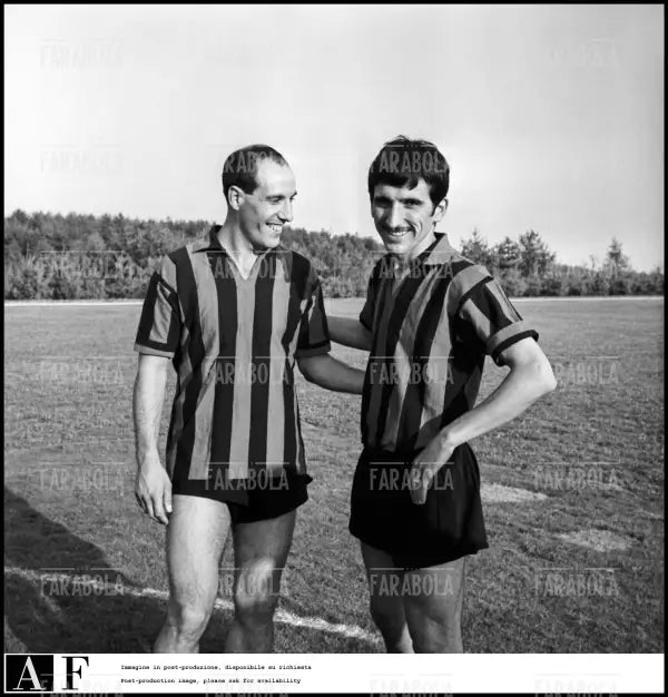 Ezio Pascutti e Gigi Meroni al ritiro della nazionale per i Mondiali, Milanello, 1966 - Farabola Immagine digitale