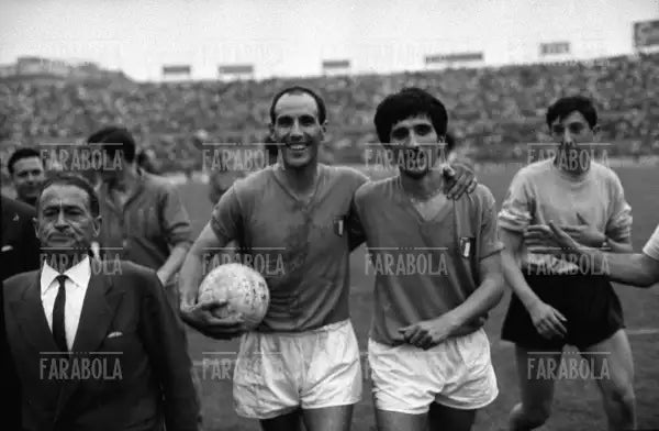 Ezio Pascutti e Gigi Meroni, Italia vs Argentina, 1966 - Farabola Immagine digitale