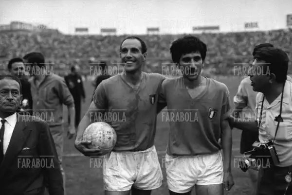 Ezio Pascutti e Gigi Meroni, Italia vs Argentina, 1966 - Farabola Immagine digitale