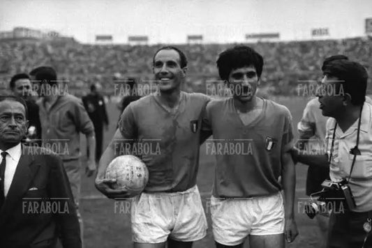Ezio Pascutti e Gigi Meroni, Italia vs Argentina, 1966 - Farabola Immagine digitale