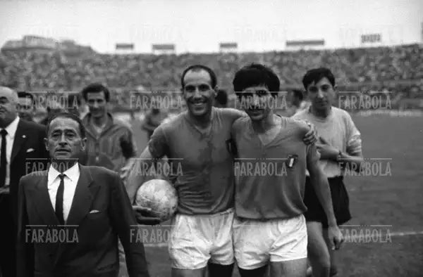 Ezio Pascutti e Gigi Meroni, Italia vs Argentina, 1966 - Farabola Immagine digitale