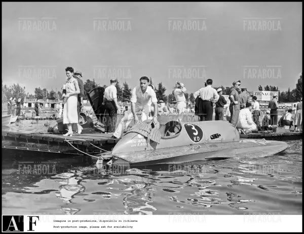 Ezio Selva durante una competizione motonautica all'Idroscalo, Milano, 1954 - Farabola Immagine digitale