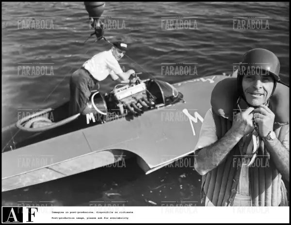 Ezio Selva durante una competizione motonautica all'Idroscalo, Milano, 1954 - Farabola Immagine digitale