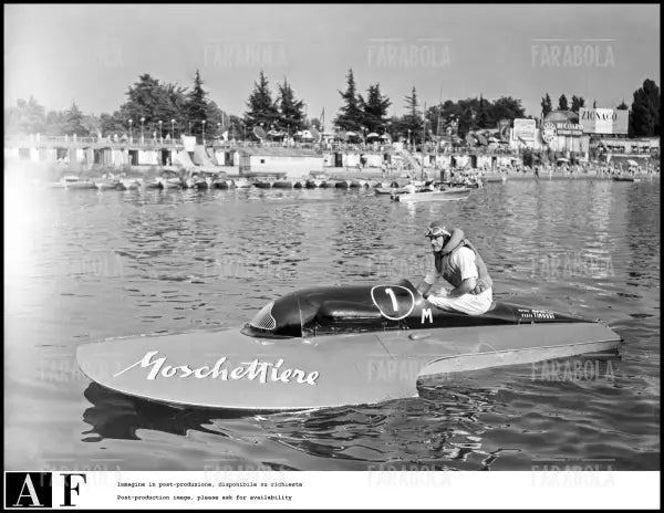 Ezio Selva durante una competizione motonautica all'Idroscalo, Milano, 1954 - Farabola Immagine digitale