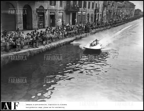 Ezio Selva durante una gara di motonnautica sul Naviglio Grande, Milano, 1950 - Farabola Immagine digitale