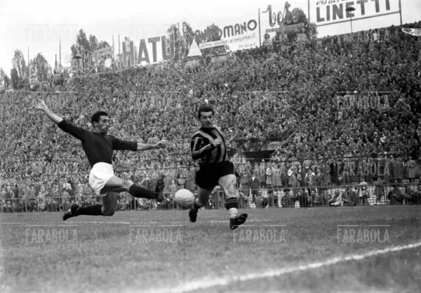 Faas Wilkes in azione, Inter vs Bologna, 1952 - Farabola Immagine digitale