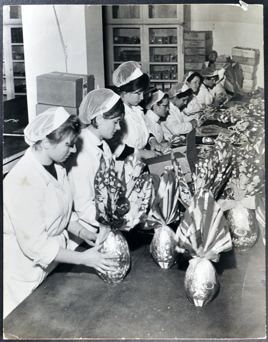 Fabbrica di uova pasquali anni 60 Ft 2911 - Stampa 21x27 cm - Farabola Stampa ai sali d'argento