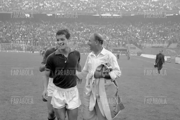 Fabio Capello con l'allenatore Oronzo Pugliese, Inter vs Roma, 1967 - Farabola Immagine digitale