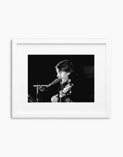 Fabrizio De André, 1975 — stampa fine art con cornice bianca